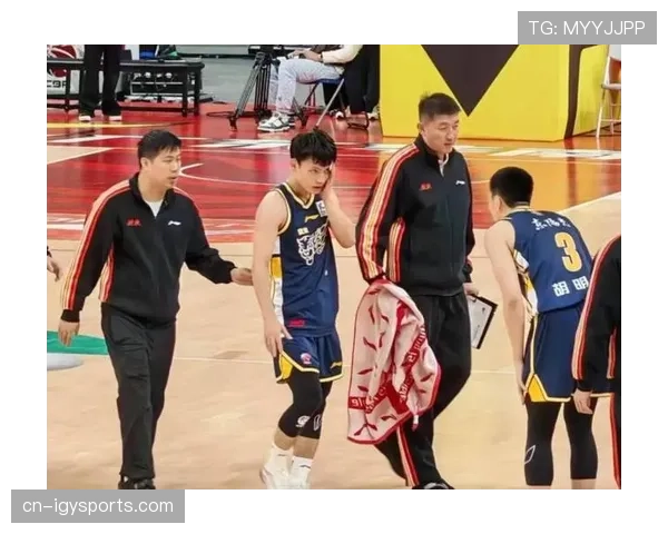 更衣室里的徐杰：梳理比赛录像，为年轻队友讲解战术细节